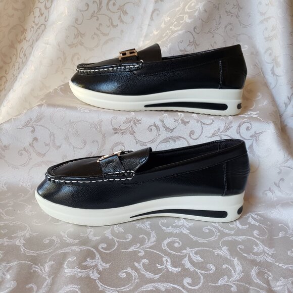 Never worn, Like New.  H monogram Boat Shoes. Black with Gold H - Picture 5 of 7